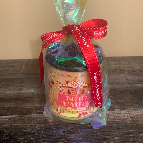 Bath & Body Works Twisted Peppermint single wick 7oz candle